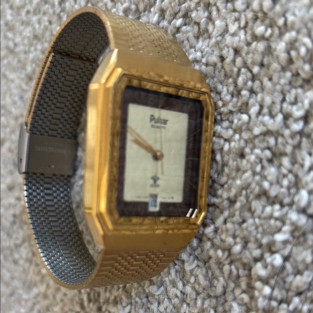 Vintage 2001 Pulsar Gold Solar Powered (Silver inside) Watch